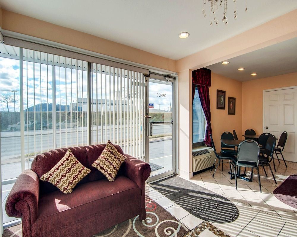 Econo Lodge Civic Center 2