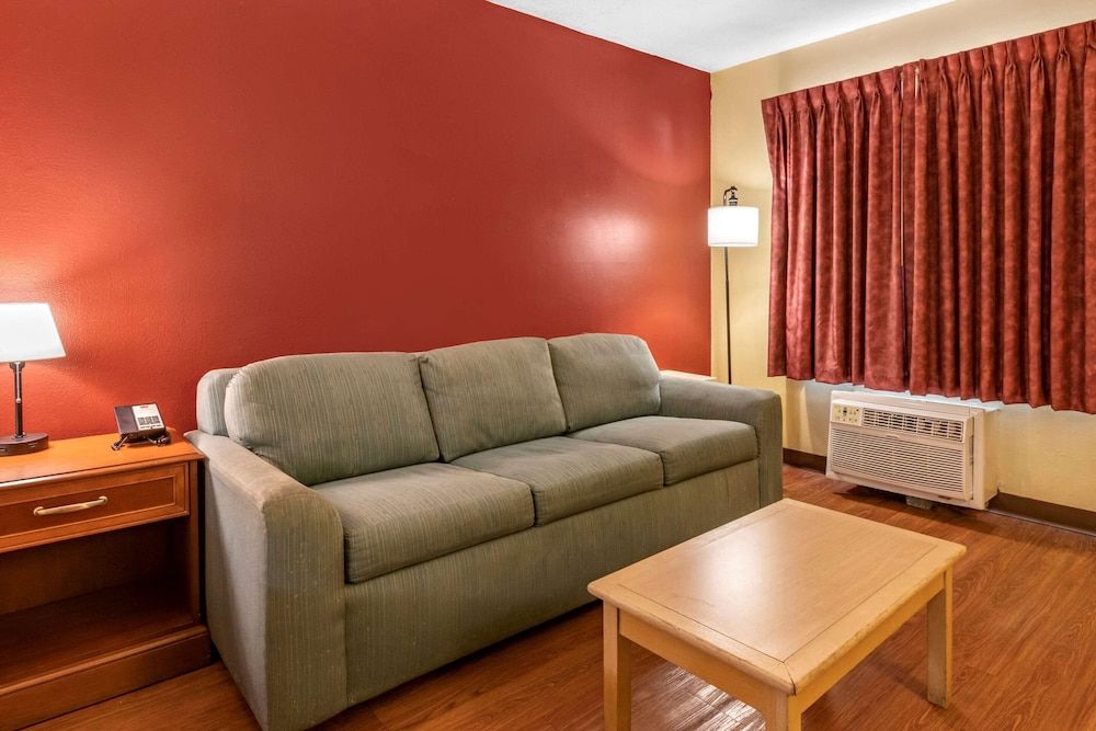 Econo Lodge Inn & Suites Maingate Central 3