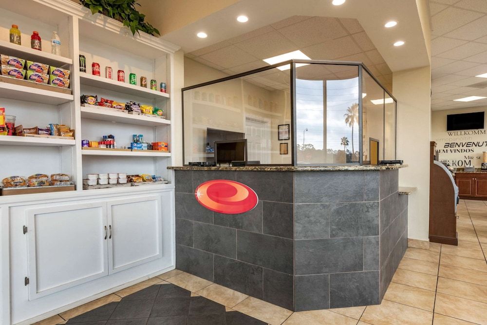 Econo Lodge Inn & Suites Maingate Central 2