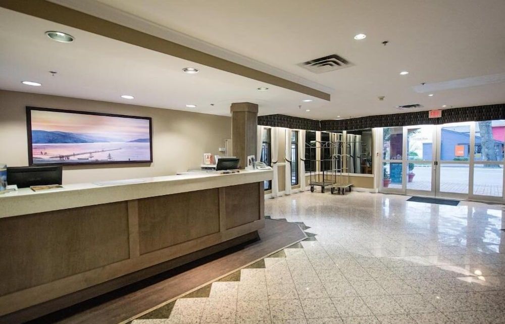 Harrison Lake Hotel 3