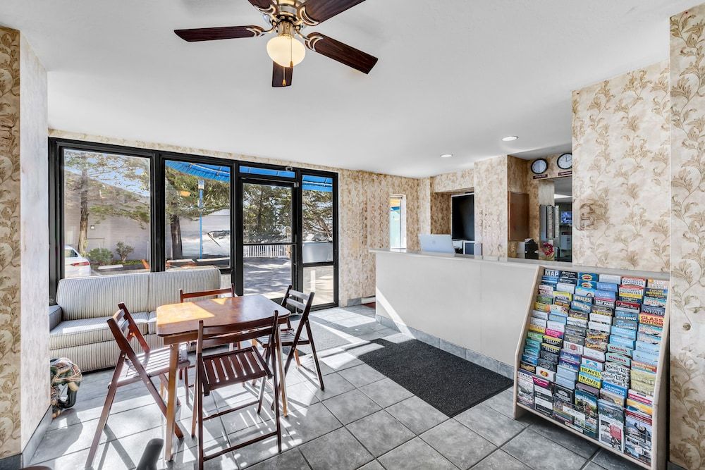 Econo Lodge Bay Breeze 2