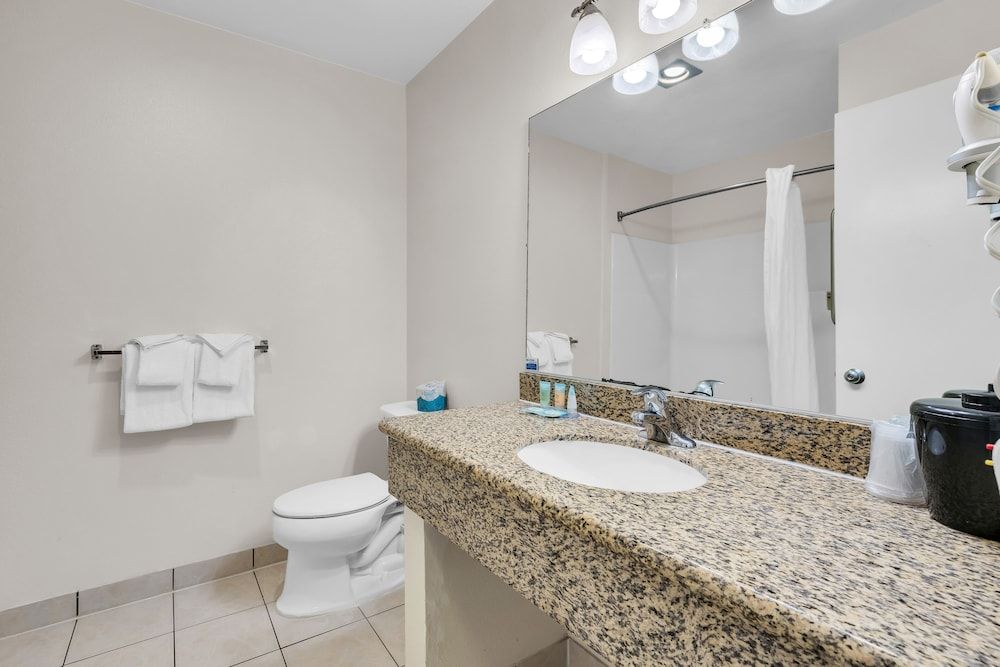 Econo Lodge Bay Breeze 3