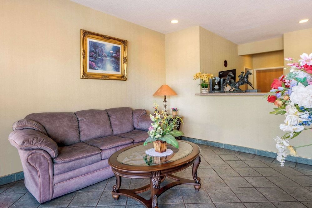 Econo Lodge Airport 3