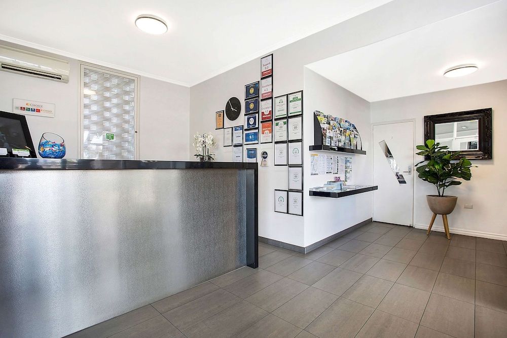 Comfort Inn Western 2