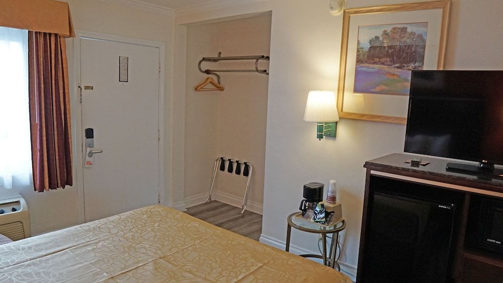 Redondo Inn and Suites 3