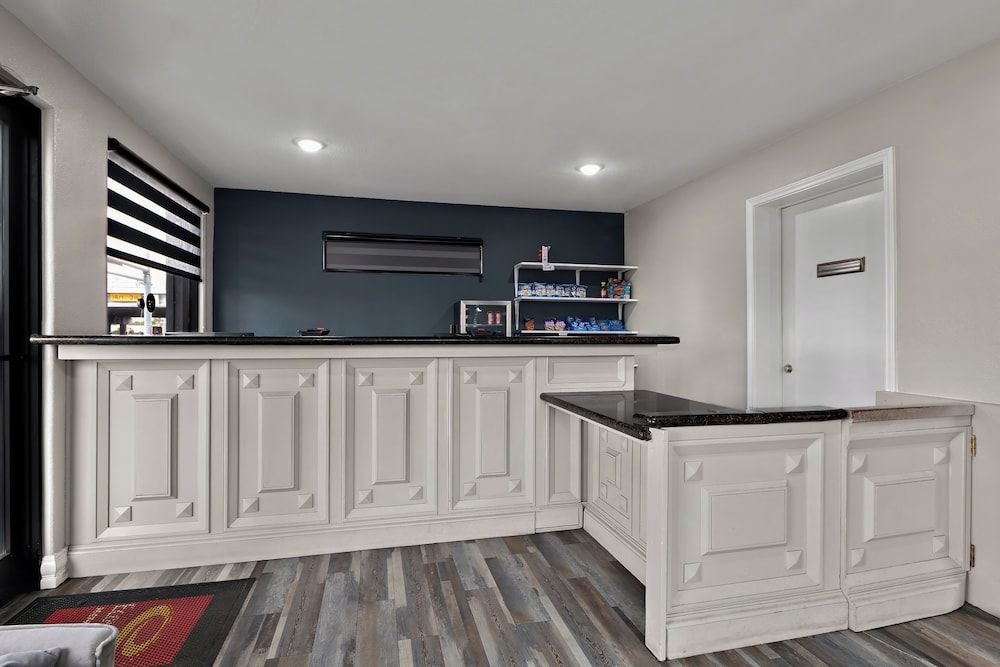 Econo Lodge Inn & Suites 2