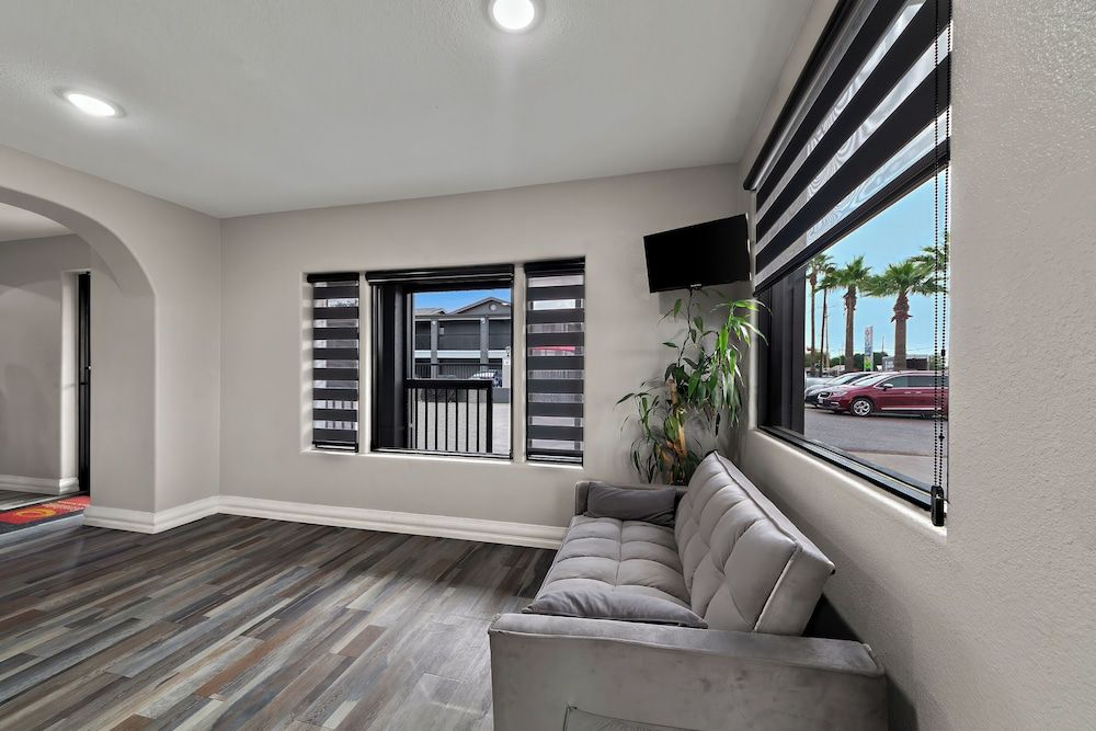 Econo Lodge Inn & Suites 3