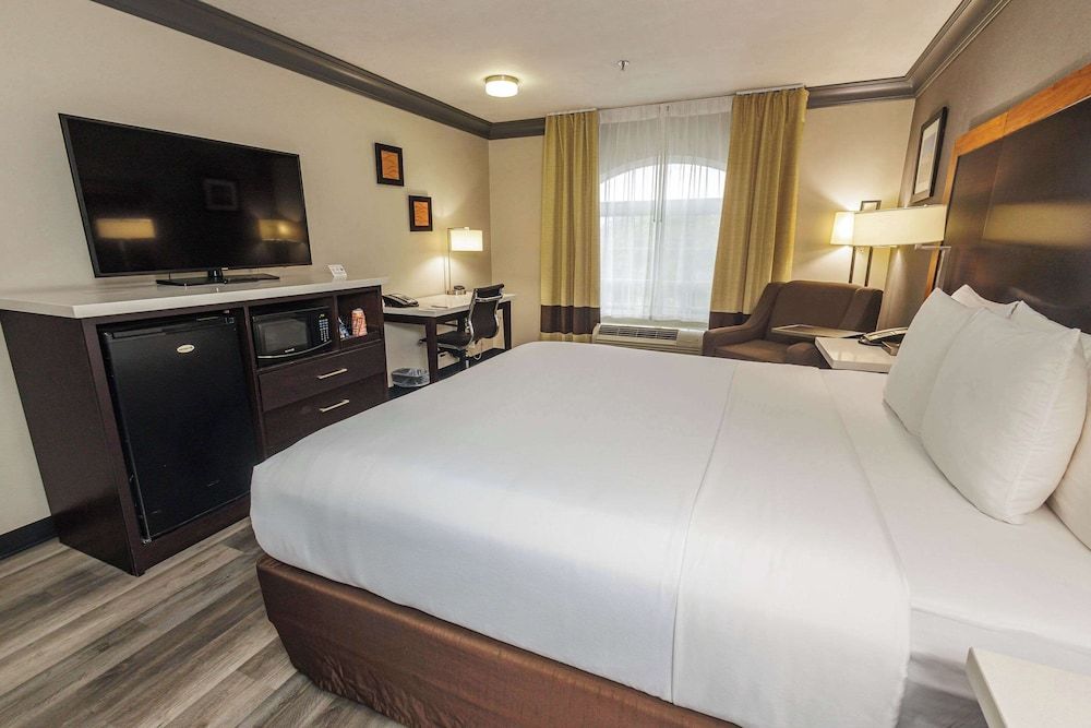 Comfort Inn & Suites Near Universal - Burbank 3 étoiles à North Hollywood