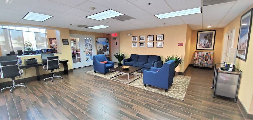 Comfort Inn & Suites Near Universal - Burbank 2