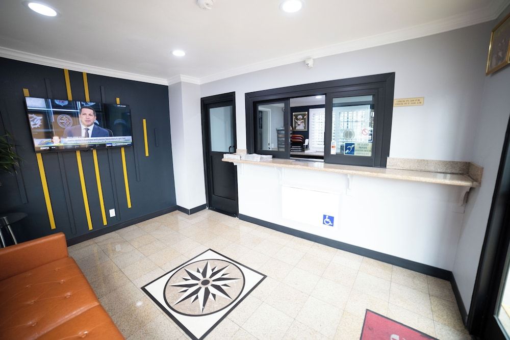 Travelodge by Wyndham Ontario 2