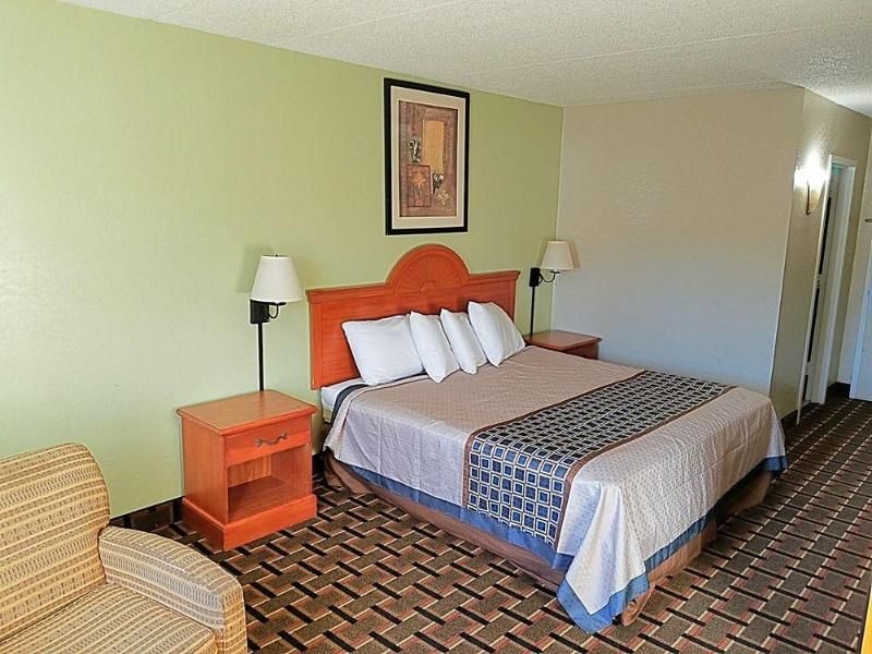 Knights Inn & Suites Near University of Richmond 2