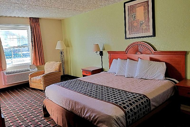 Knights Inn & Suites Near University of Richmond 3