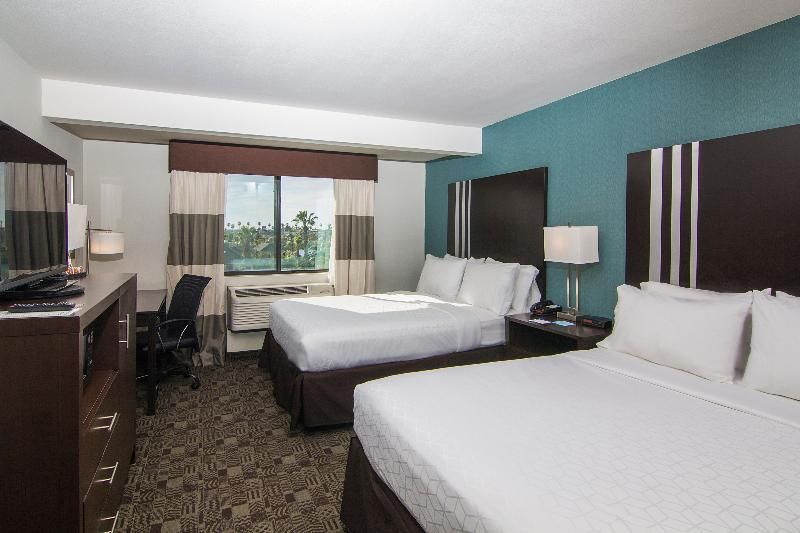 Holiday Inn Express and Suites Carlsbad Beach 2