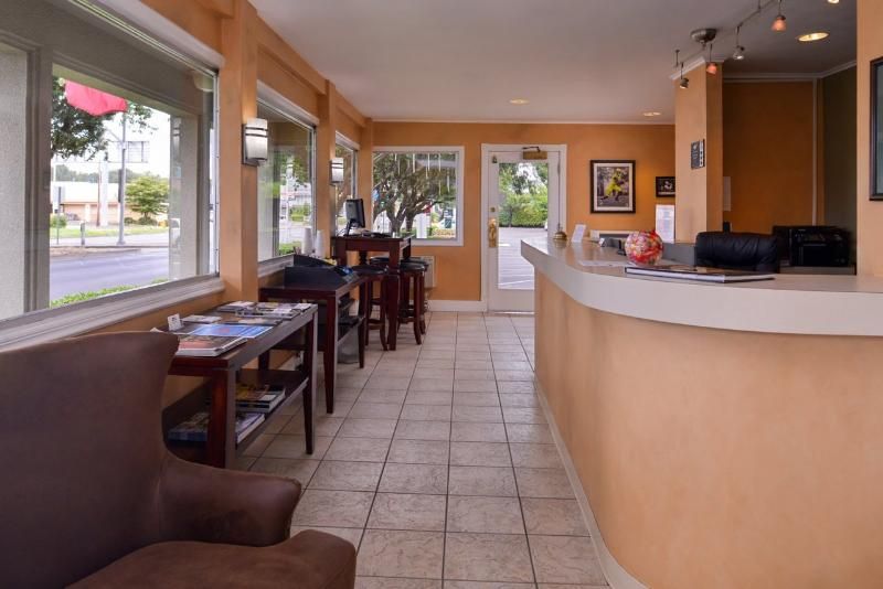 Campus Inn And Suites 2