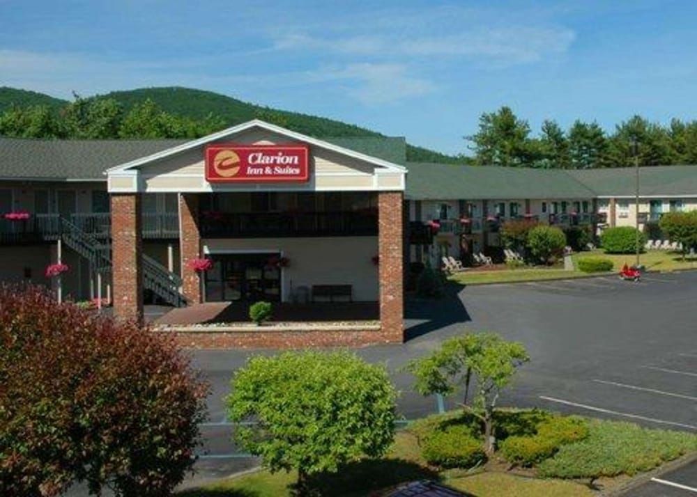 Clarion Inn & Suites at the Outlets of Lake George 1