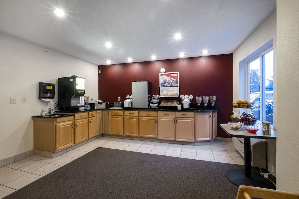 Red Roof Inn Clifton Park 2