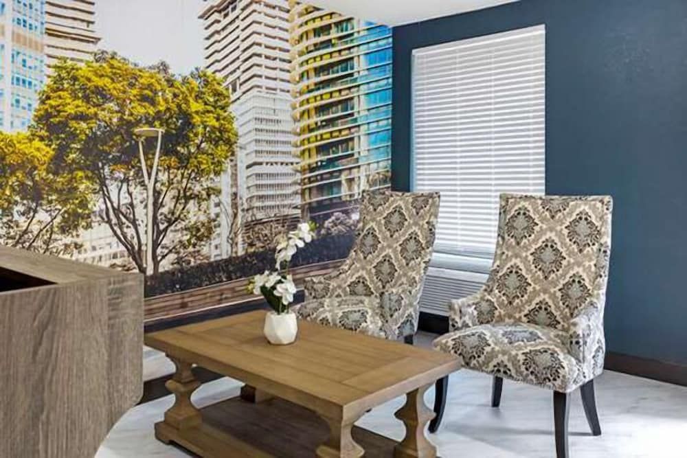 Suburban Studios Raleigh - Crabtree Valley 3