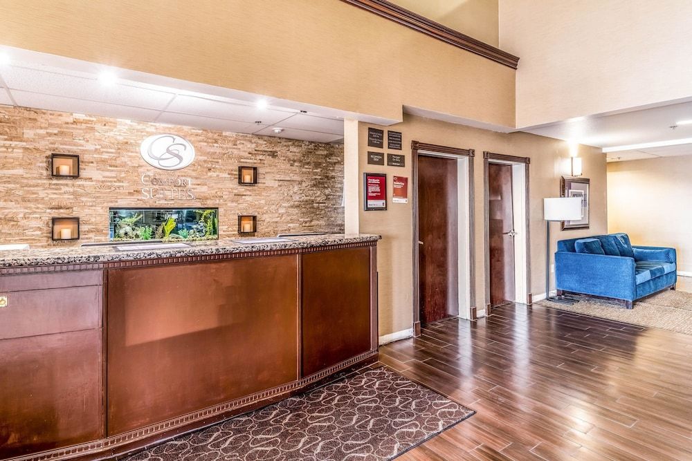 Comfort Suites South 3