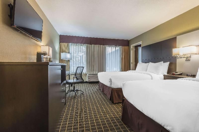 Quality Inn & Suites Downtown 3