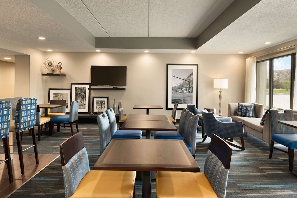 Hampton Inn Appleton-Fox River Mall Area 2