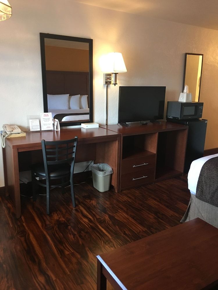 Red Carpet Inn Medford 3