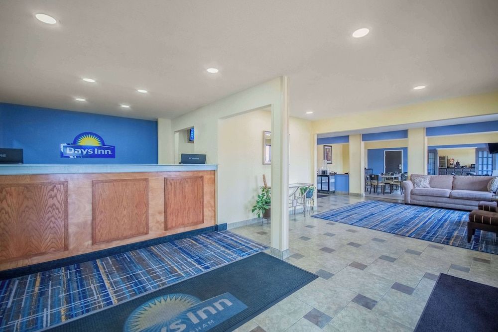 Days Inn & Suites by Wyndham Waterloo 2