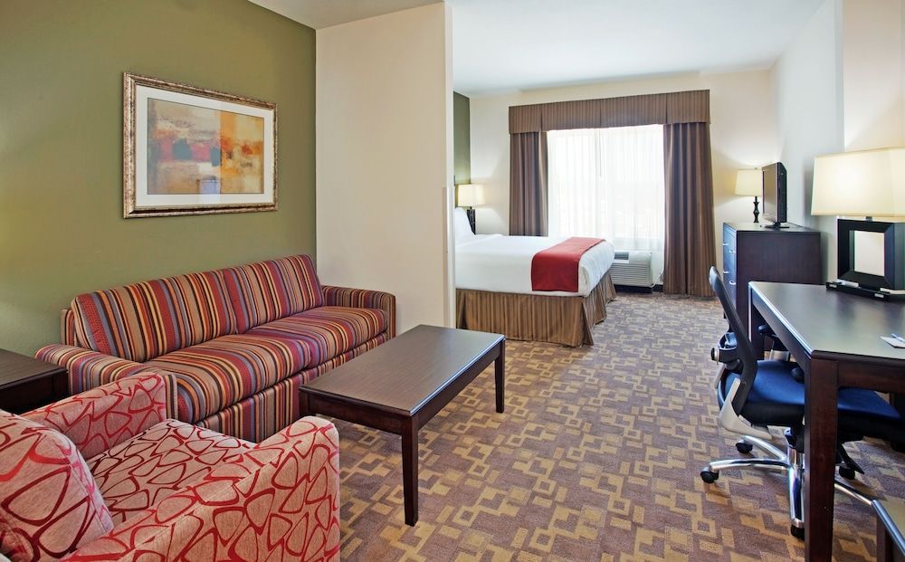 Holiday Inn Express Hotel & Suites TOPEKA NORTH by IHG 2