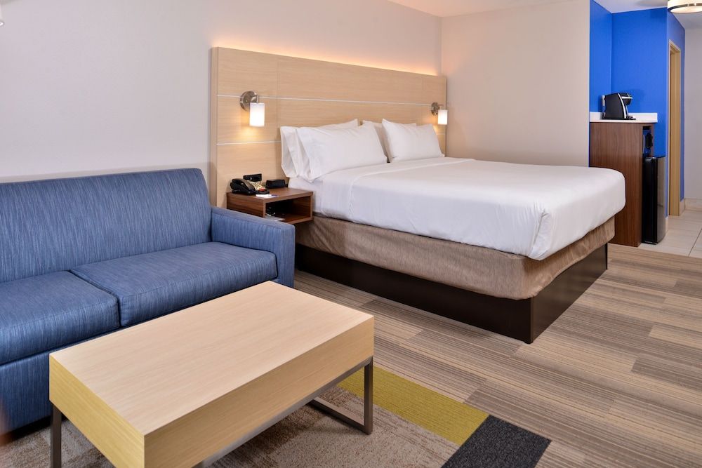 Holiday Inn Express & Suites Cincinnati - Mason by IHG 3