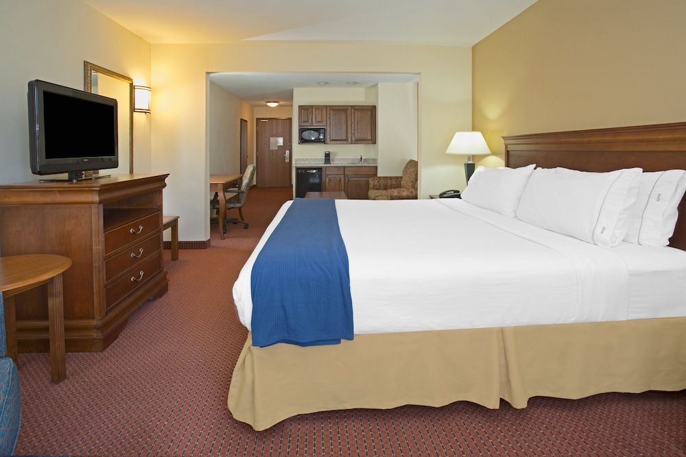Holiday Inn Express and Suites Las Vegas 2