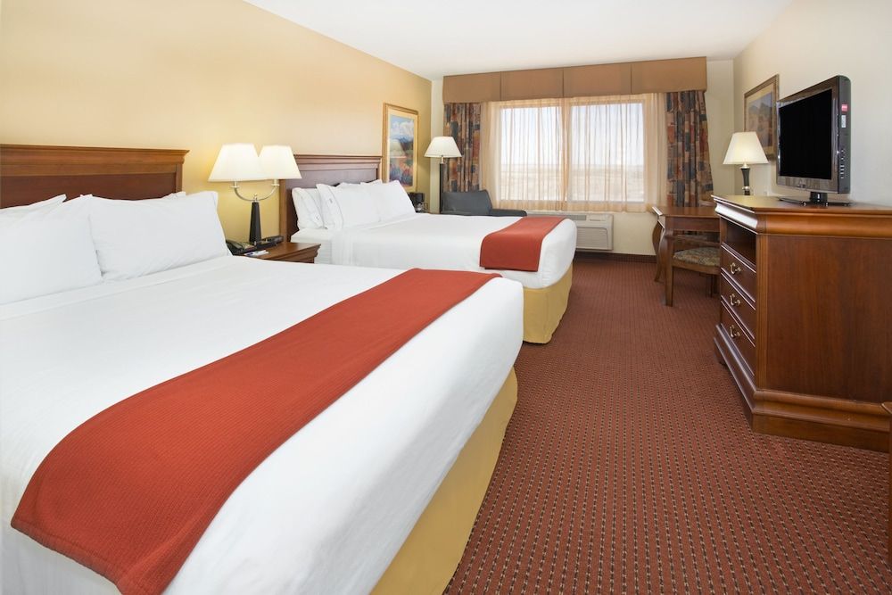 Holiday Inn Express and Suites Las Vegas 3