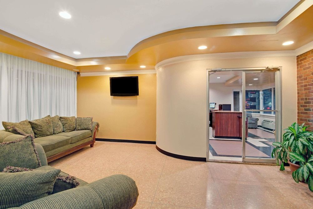 Super 8 by Wyndham Milford/New Haven 3