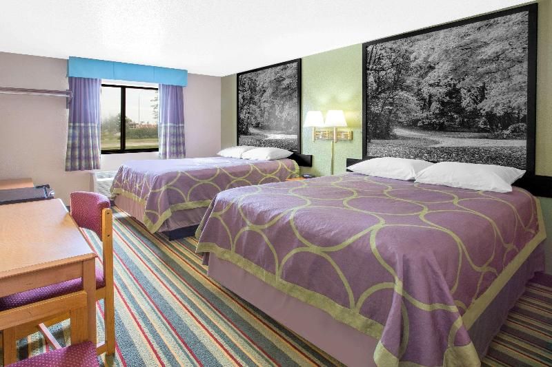 Super 8 by Wyndham Champaign 3