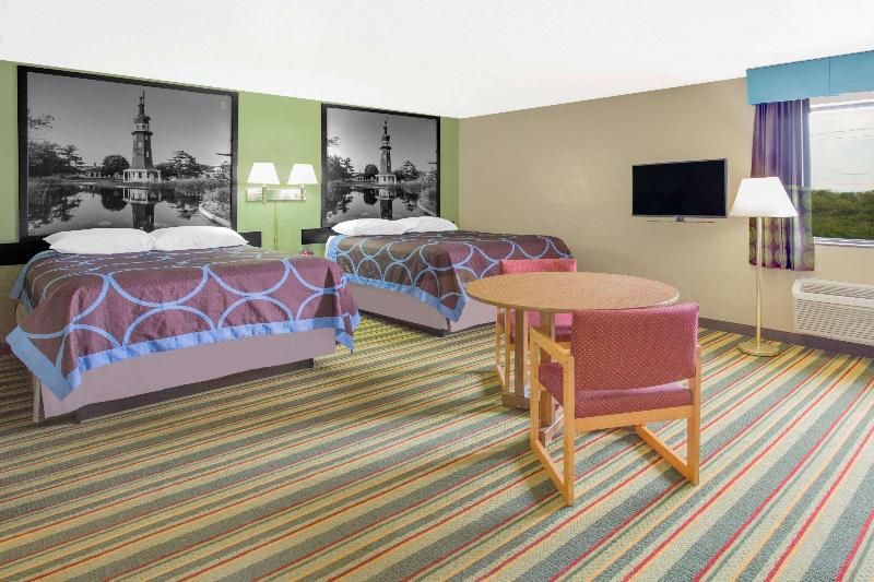 Super 8 by Wyndham Champaign 2