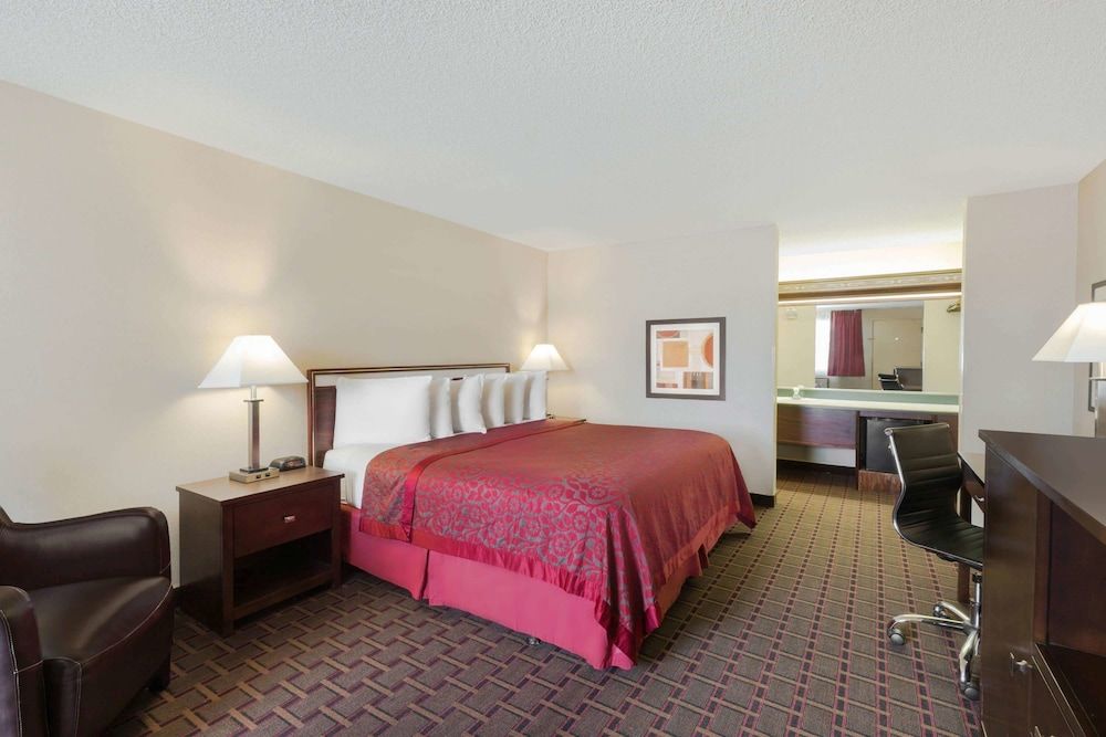 Days Inn by Wyndham Auburn 3