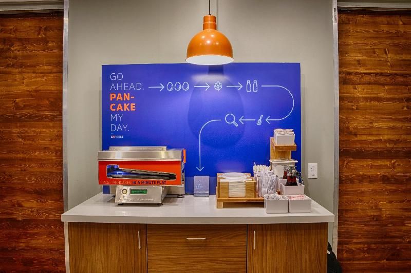 Holiday Inn Express & Suites Hoffman Estates 2