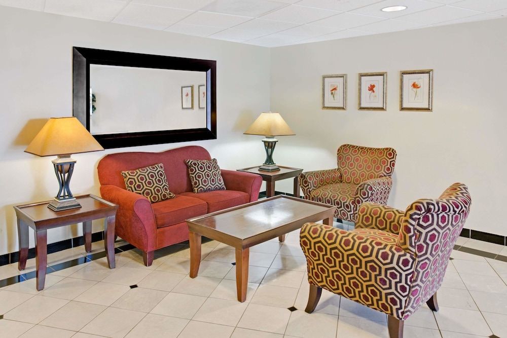 Days Inn & Suites by Wyndham Laurel Near Fort Meade 3