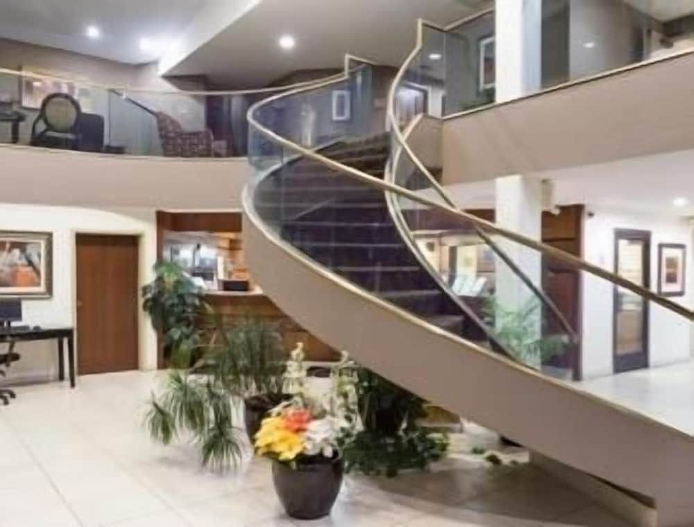 Ramada by Wyndham Bettendorf 2