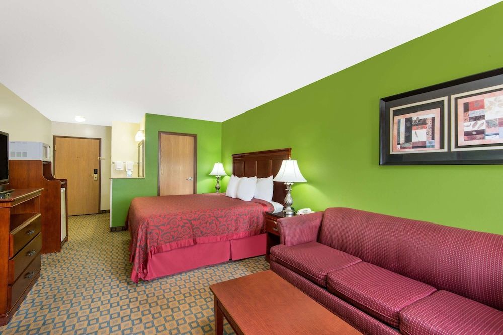 Days Inn & Suites by Wyndham Wichita 3