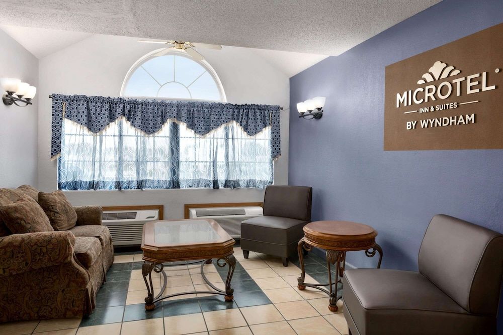 Microtel Inn & Suites by Wyndham Lincoln 3