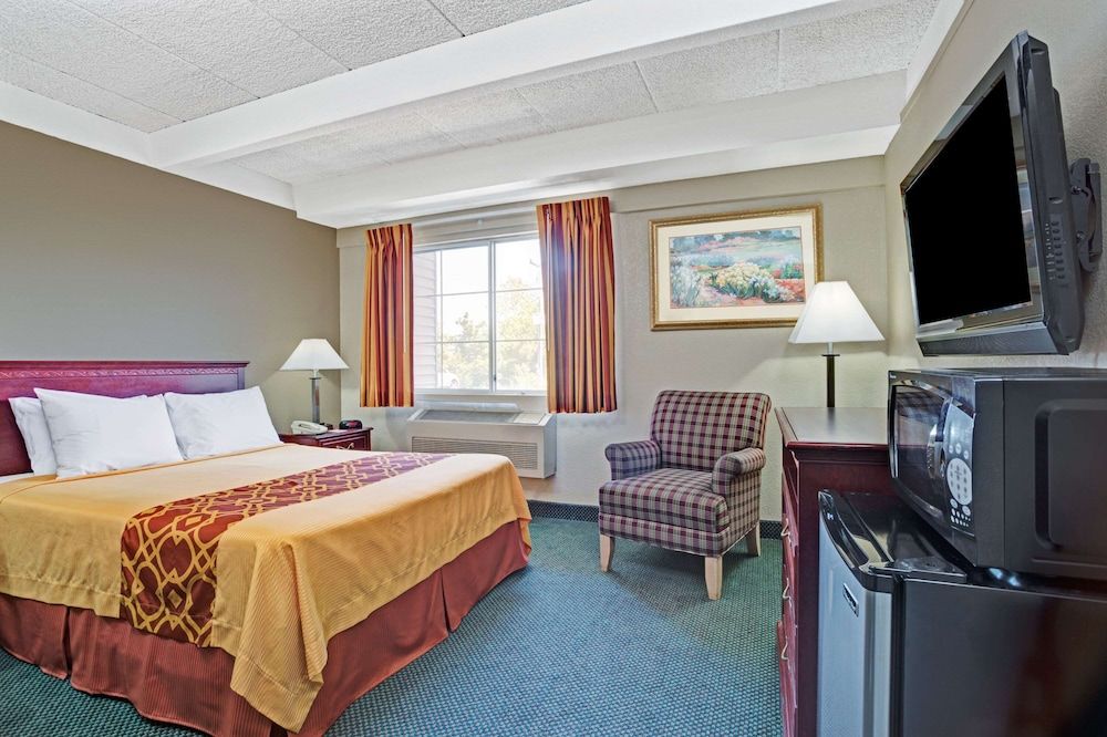 Travelodge by Wyndham Iowa City 3