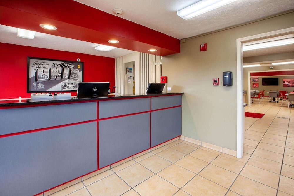 Super 8 by Wyndham Sandusky 2