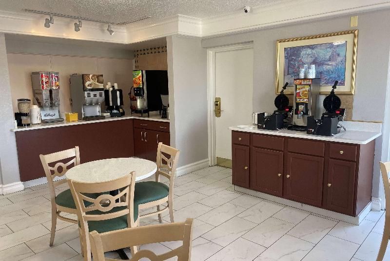 Days Inn & Suites by Wyndham Arlington Heights 3