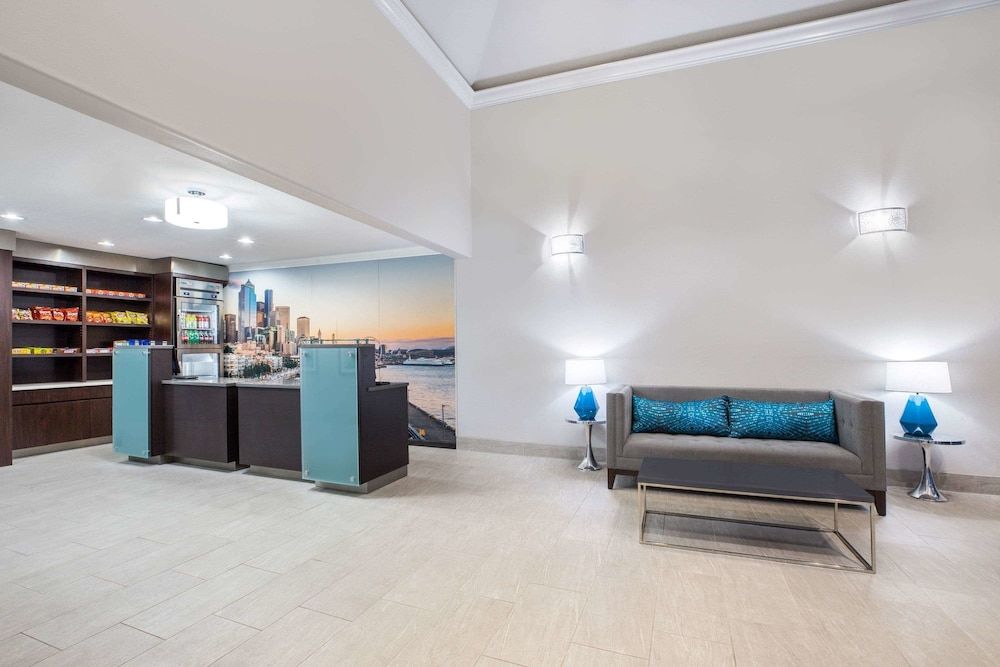 La Quinta Inn by Wyndham Everett 2