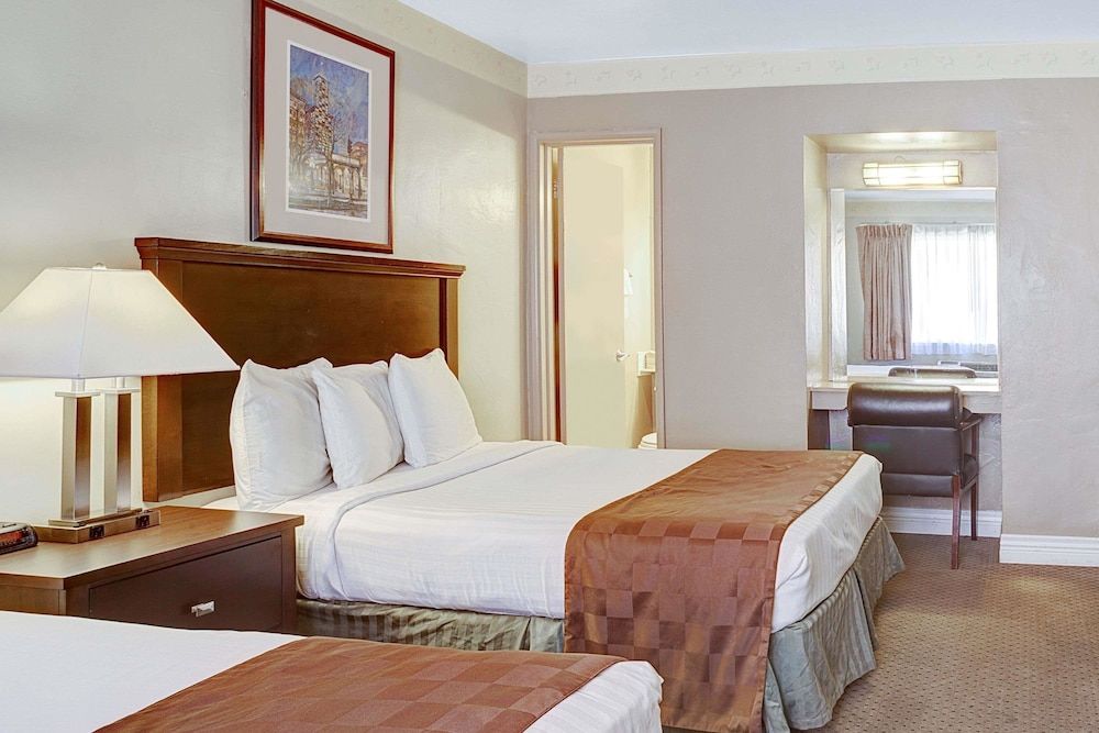 Travelodge by Wyndham Everett City Center 3