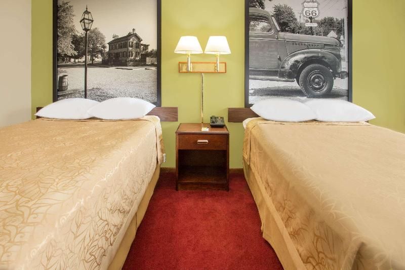 Super 8 by Wyndham Normal Bloomington 3