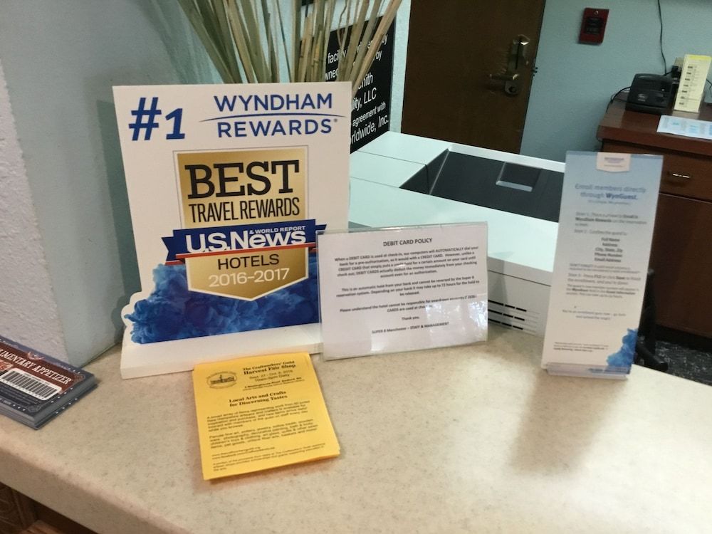 Super 8 by Wyndham Manchester Airport 2