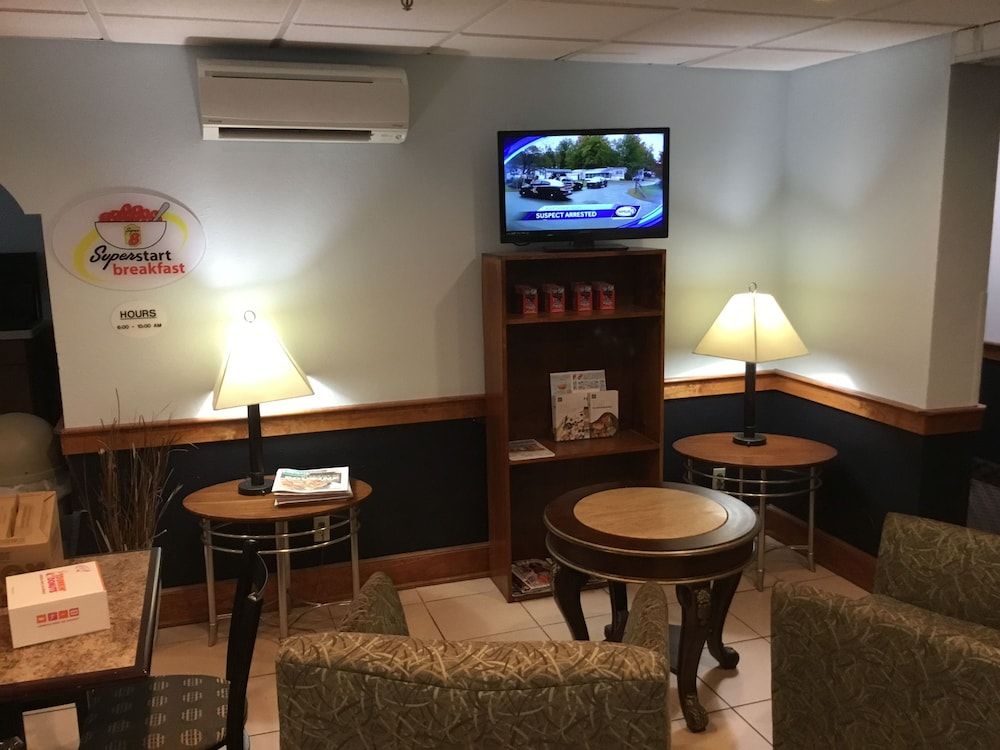 Super 8 by Wyndham Manchester Airport 3