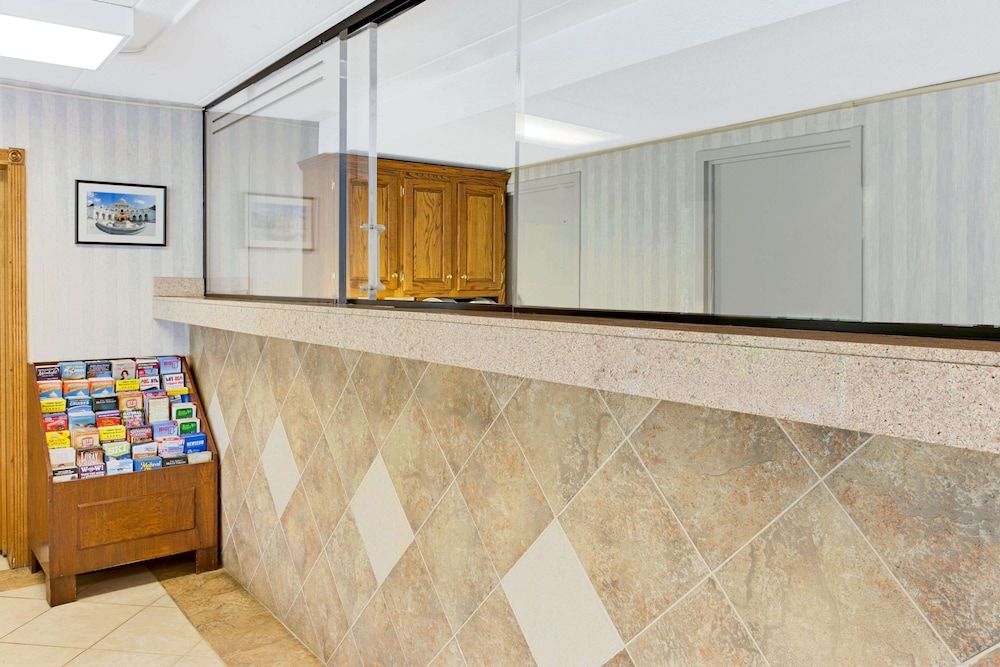 Super 8 by Wyndham Laurel 2