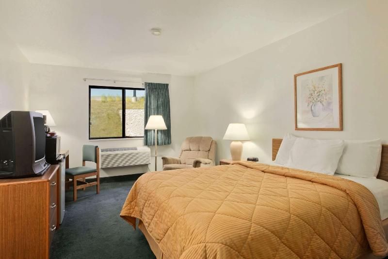 Super 8 by Wyndham Peoria East 3