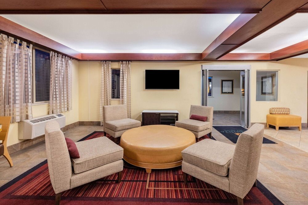 La Quinta Inn & Suites by Wyndham Helena 3